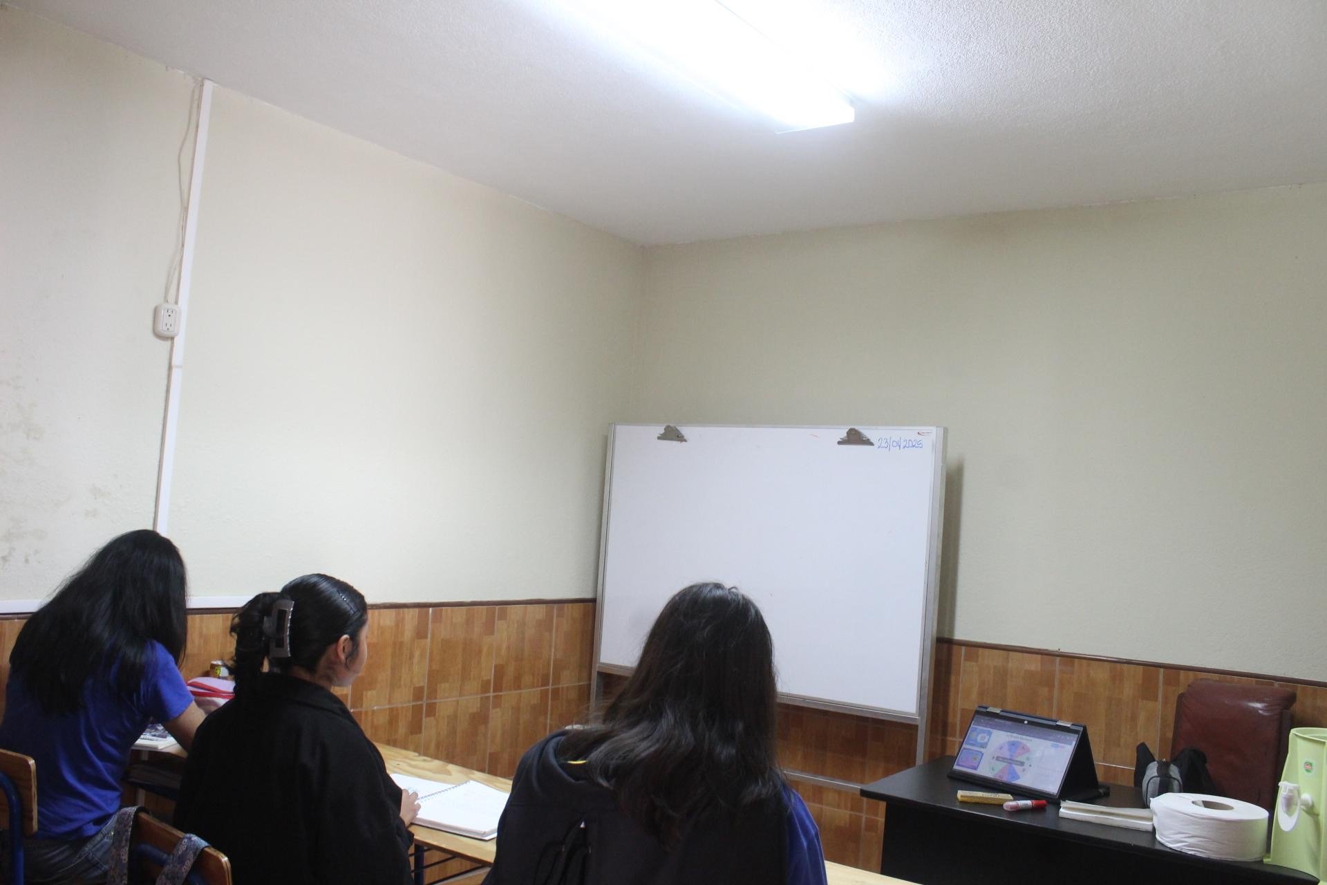  Aula de quinto bachillerato sin iluminación natural y sin ventilación. Foto de Simón Antonio Ramón 