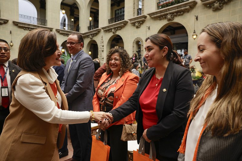  Presidente Bernardo Arévalo y la vicepresidenta Karin Herrera participaron en el evento Cero Tolerancia a la Violencia contra las mujeres, en la conmemoración del Día de la Eliminación de la Violencia contra la Mujer. Foto: Gobierno de Guatemala 