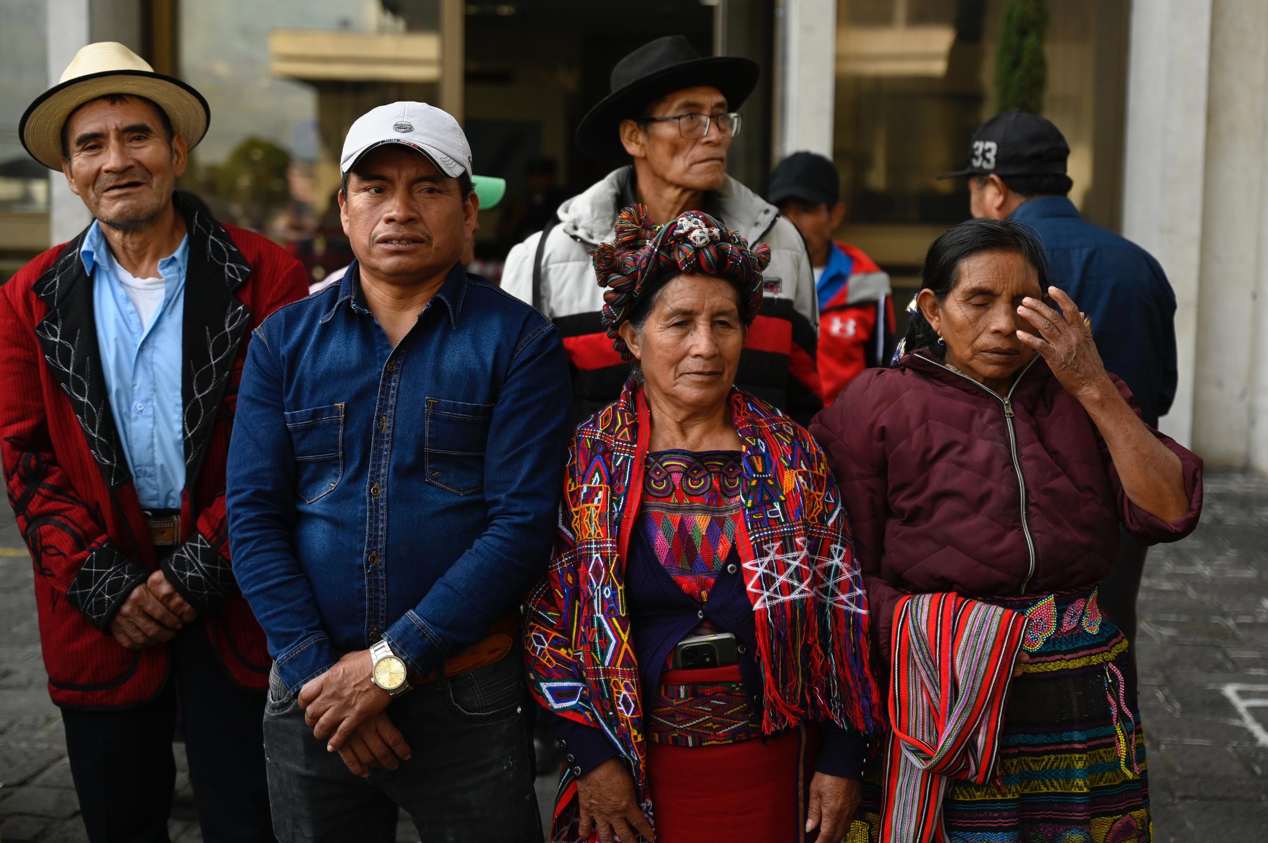  Sobrevivientes del genocidio ixil leyeron un comunicado afuera de la torre de Tribunales. Foto Prensa Comunitaria 