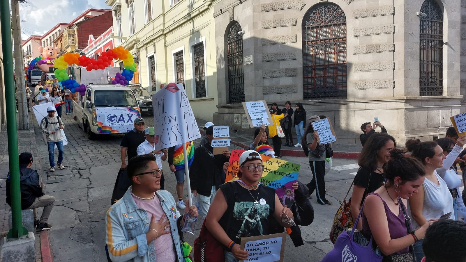  Durante la caminata por el Orgullo en Quetzaltenango, se difundieron mensajes de sensibilización, en muchos pedían evitar la discriminación y el estigma. Foto LGBTIQ+4/Mirna Alvarado 