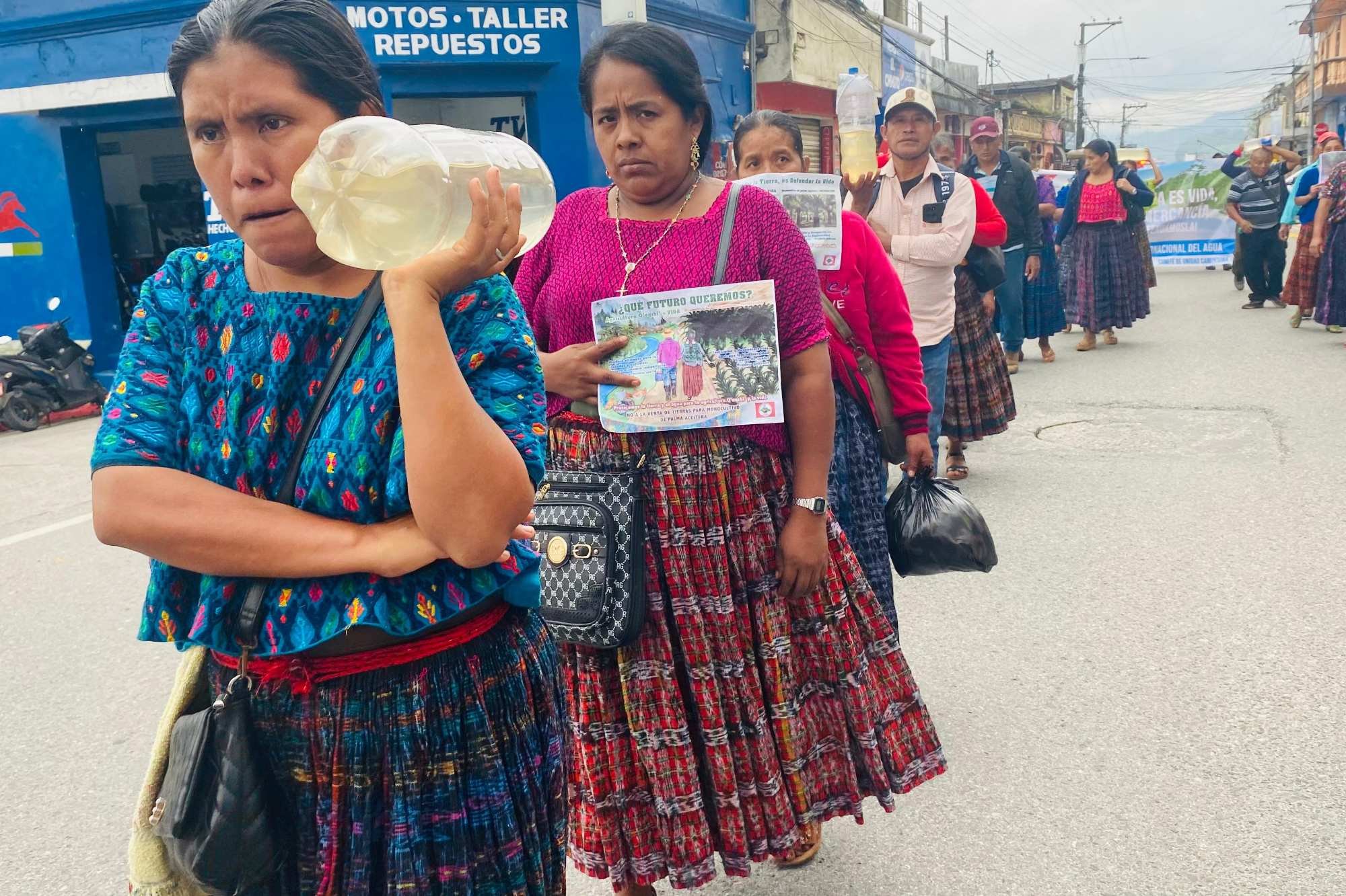  Mujeres Q’eqchi’ en una marcha en defensa del agua, en Cobán, Alta Verapaz. Foto Yeimi Alonzo 