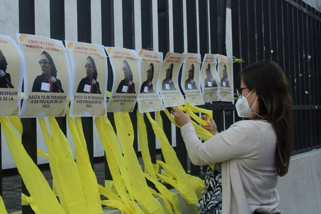  Durante todo el juicio, diversas personas se presentaron a Tribunales para demandar #LibertadParaVirginia. El listón amarillo fue su símbolo en solidaridad con la fiscal quetzalteca. Fotografía: Kristhal Figueroa. 