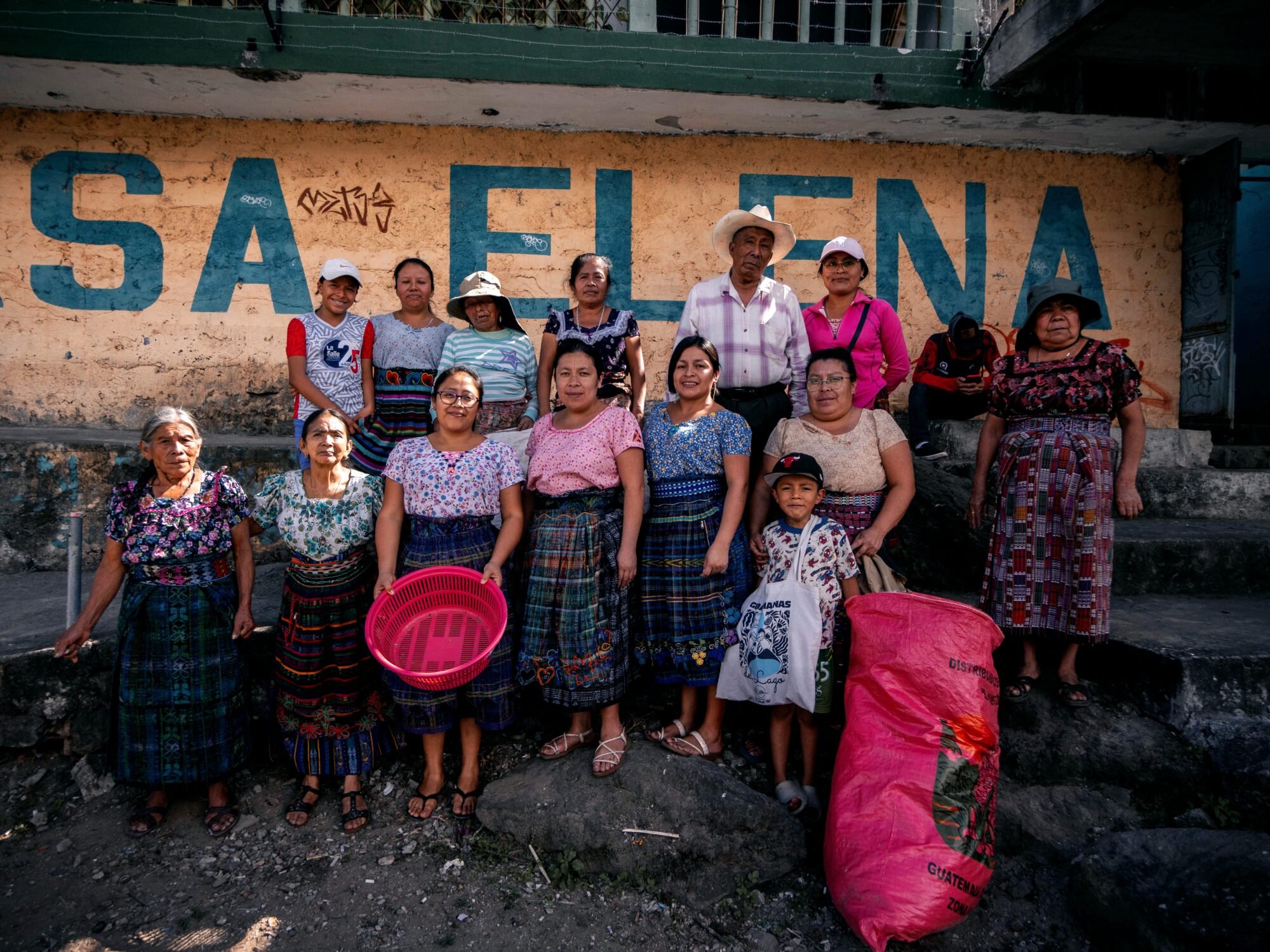  Las Guardianas del Lago han asumido un compromiso con el agua, principalmente con el lago de Atitlán. Foto de Alex PV 