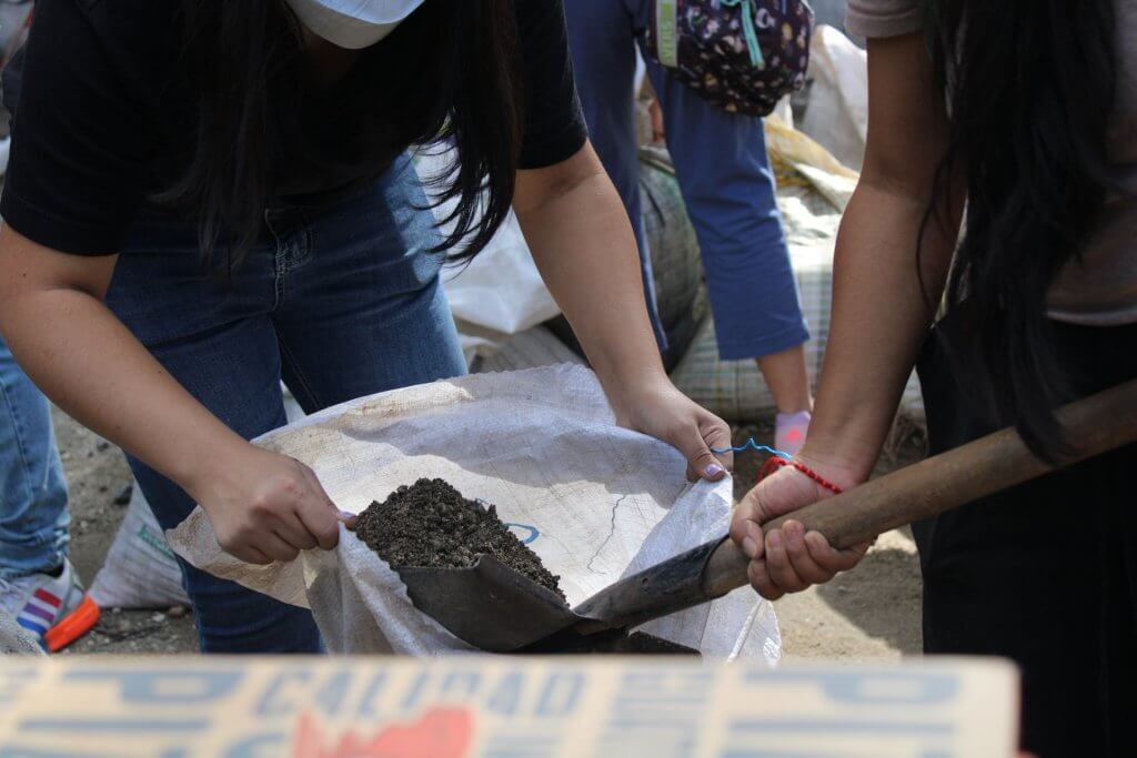  Las estudiantes reconstruyen el muro que protege la USAC. / Foto: Kristhal Figueroa 
