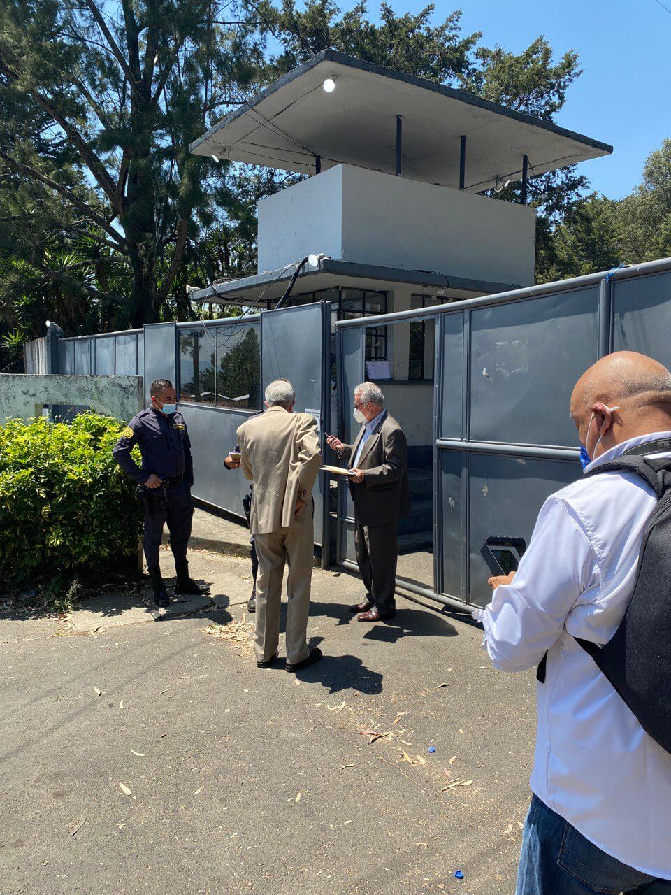  Abogados ingresan a Mariscal Zavala para verificar situación de Virginia Lapara, exjefa FECI. Foto: Karen Lara 