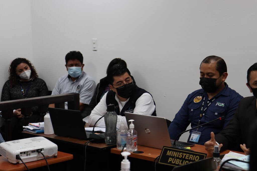  Abogado Erick Maldonado del Instituto de la Víctima. Al fondo, Karina López, psicóloga de esta misma institución. Llevaron el acompañamiento de la familia López Morales. Foto: Andrea Rodríguez 