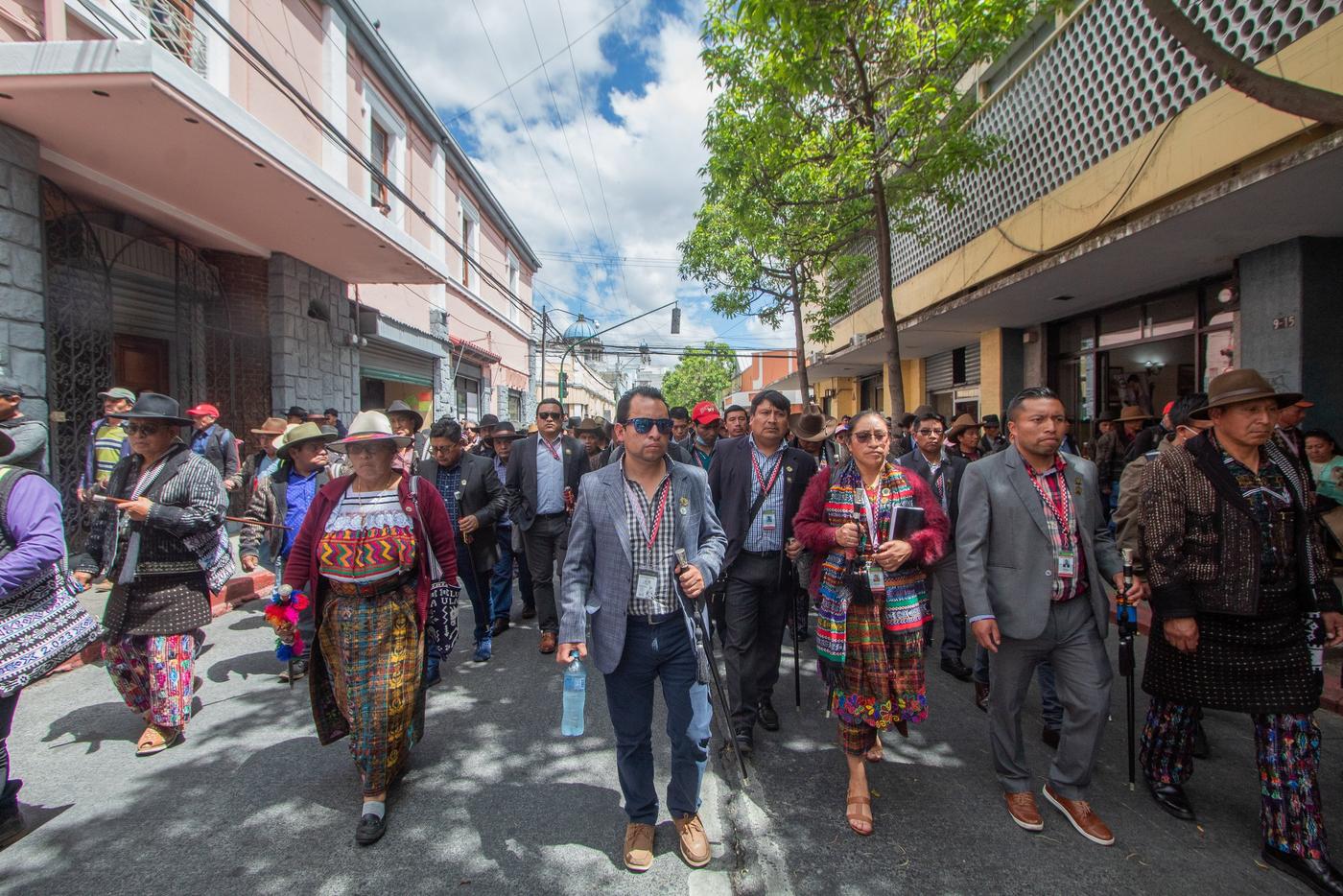  Autoridades indígenas de Totonicapán, Quiché y Sololá se movilizaban al Congreso de la República para exigir el veto de una ley promovida por la Superintendencia de Administración Tributaria (SAT) ya que les afectaba la economía de sus departamentos. Ciudad de Guatemala, 26 de marzo de 2023. Foto de Juan Rosales 