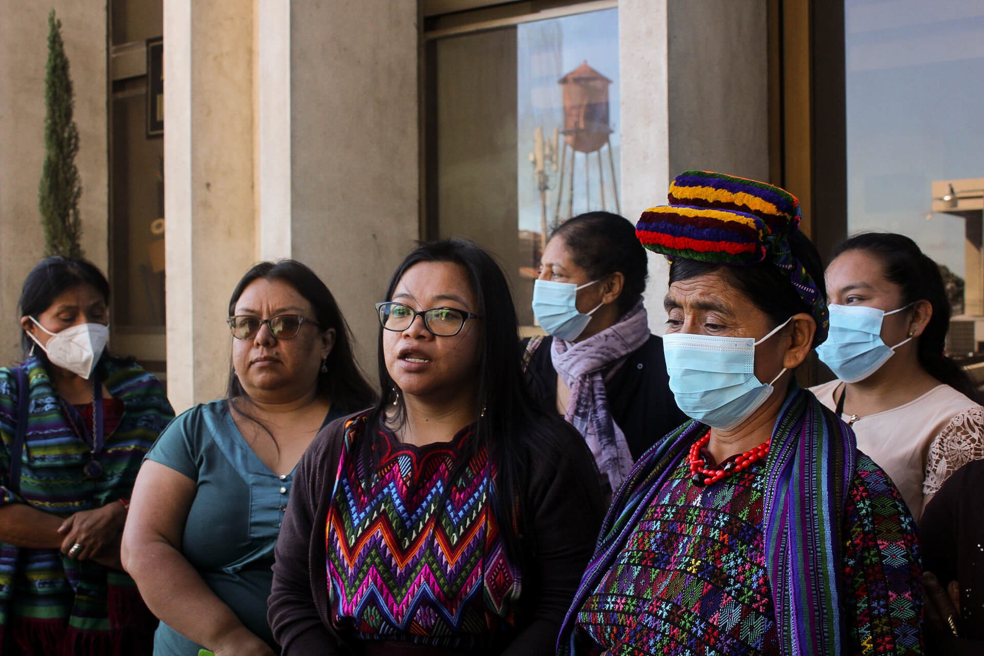  Lucía Xiloj, abogada defensora, explica el estado actual de las impugnaciones. / Fotografía: Kristhal Figueroa 