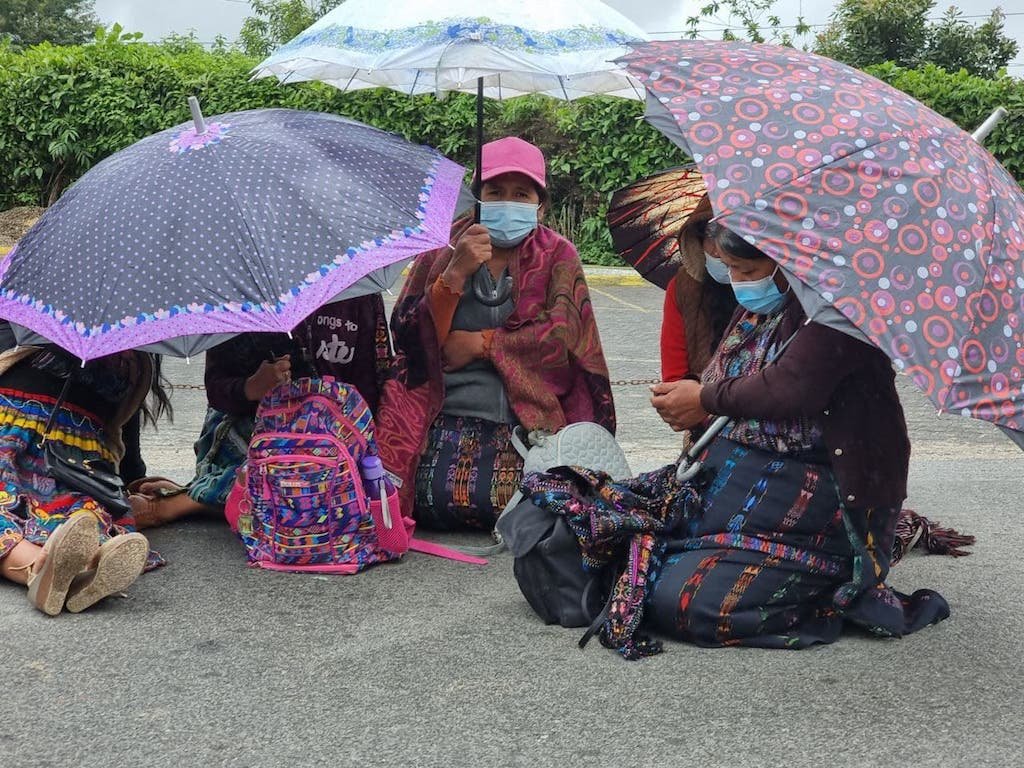  Mujeres toman un descanso mientras autoridades indígenas de Sololá rechazan la impunidad del Gobierno.Foto: Diego Petzey. 
