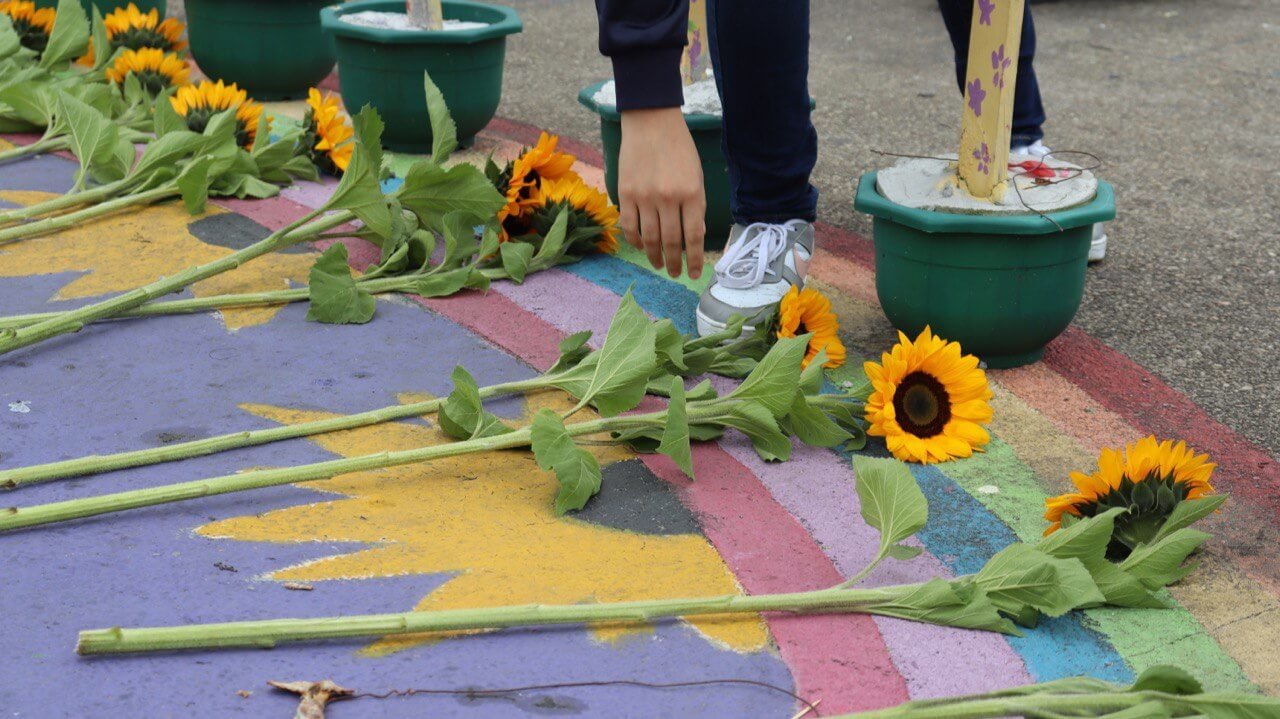  Niñas dejan girasoles en las cruces de las 41 niñas del Hogar Virgen de la Asunción. Foto: Ketzali Pérez 