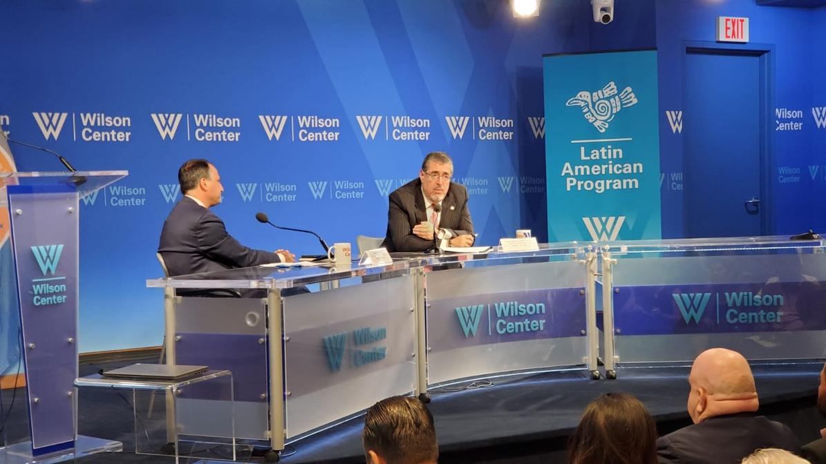 Bernardo Arévalo, presidente electo de Guatemala, junto al director del programa de América Latina del Wilson Center, Benjamin Gedán, durante la conferencia “Primavera democrática”. Fotografía: Cortesía.