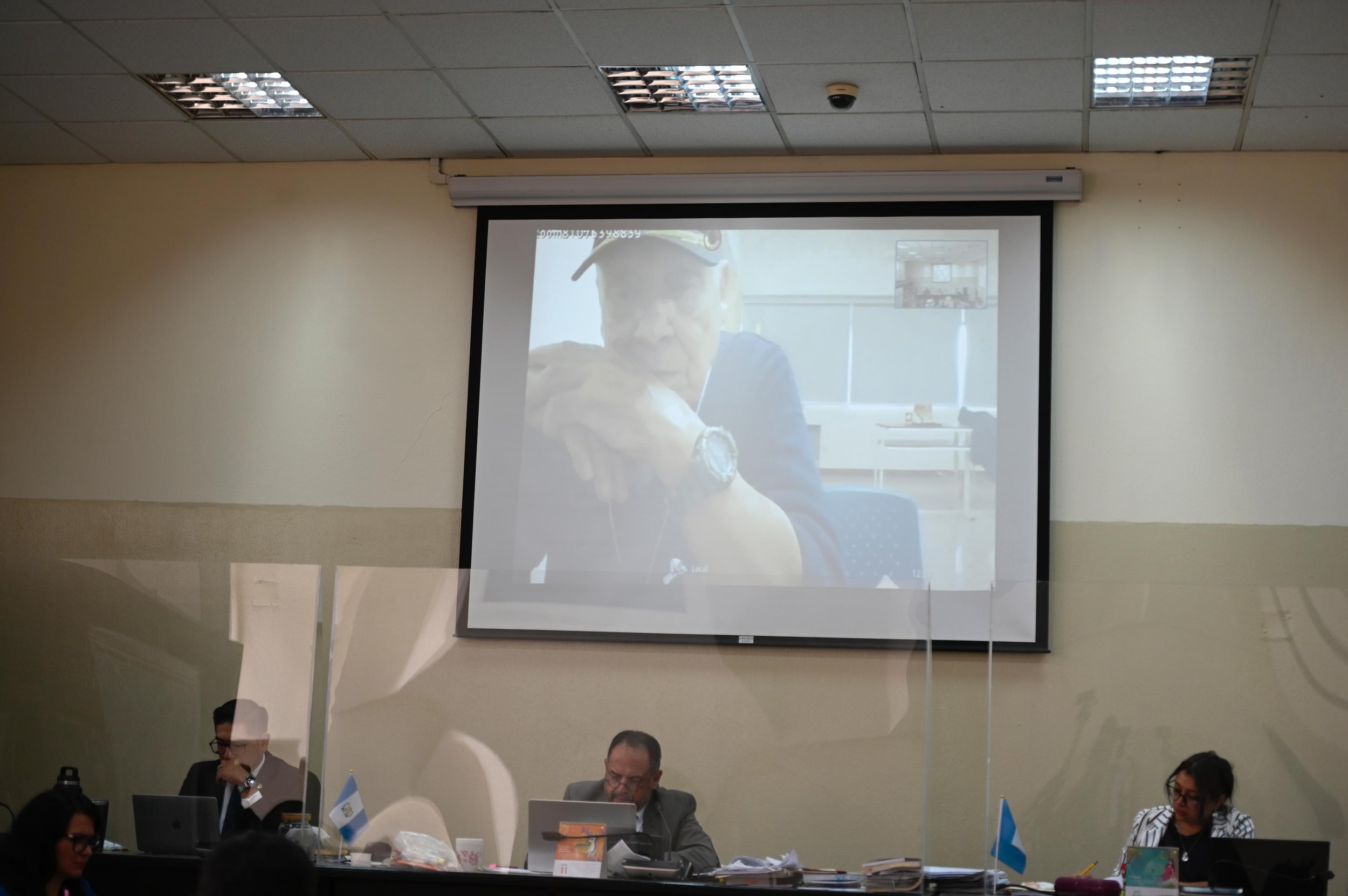  El general Benedicto Lucas escucha las conclusiones de su defensa. Foto Prensa Comunitaria 