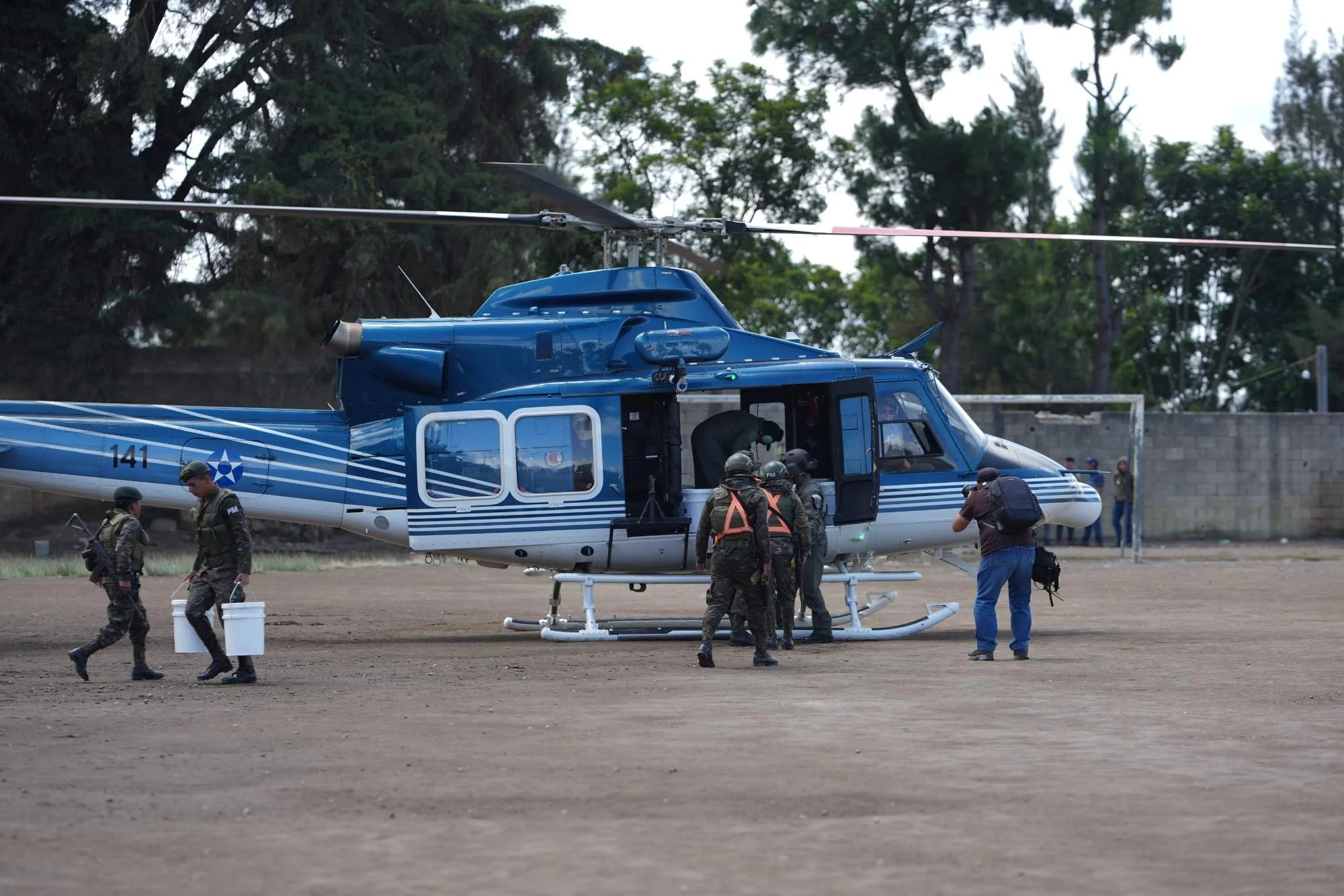  El traslado de víveres a Santa María de Jesús ha tenido que ser por vía aérea. Foto Eddy Zeta 