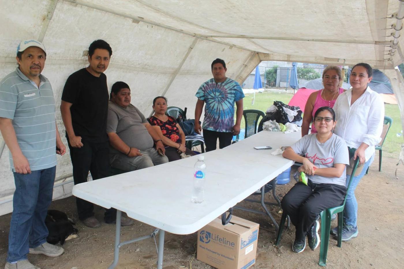  Miembros de la iglesia Sembradores de la Palabra el presidente del Cocode (Camina Negra), después de la entrega de almuerzos. Foto: Simón Antonio Ramón 