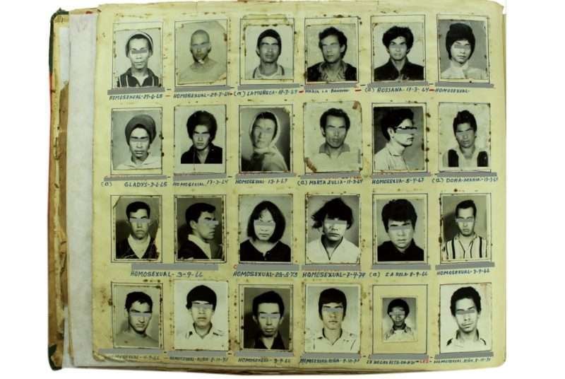  La Policía Nacional (PN) se encargó de documentar cómo sus agentes persiguieron, criminalizaron, humillaron y detuvieron ilegalmente a homosexuales y lesbianas, solo por su apariencia física o su preferencia sexual, durante los 36 años de guerra. / Fotografía: AHPN 