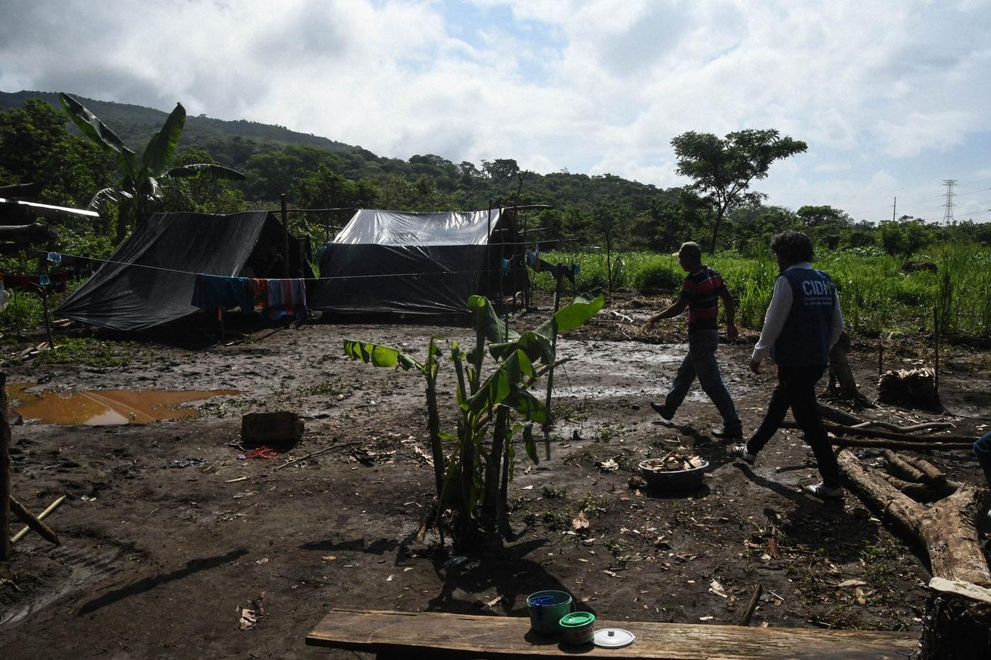  Pedro Vaca recorrió la comunidad de Santa Rosita, lugar en dónde permanecen decenas de familias Q’eqchi’ desalojadas. Foto de Nelton Rivera 