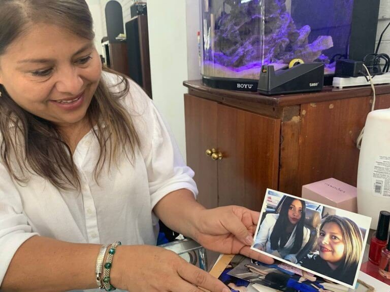  Ada enseñando la última foto que se tomaron con su hija, Luz María, para un día de la madre. Foto: Andrea Rodríguez 