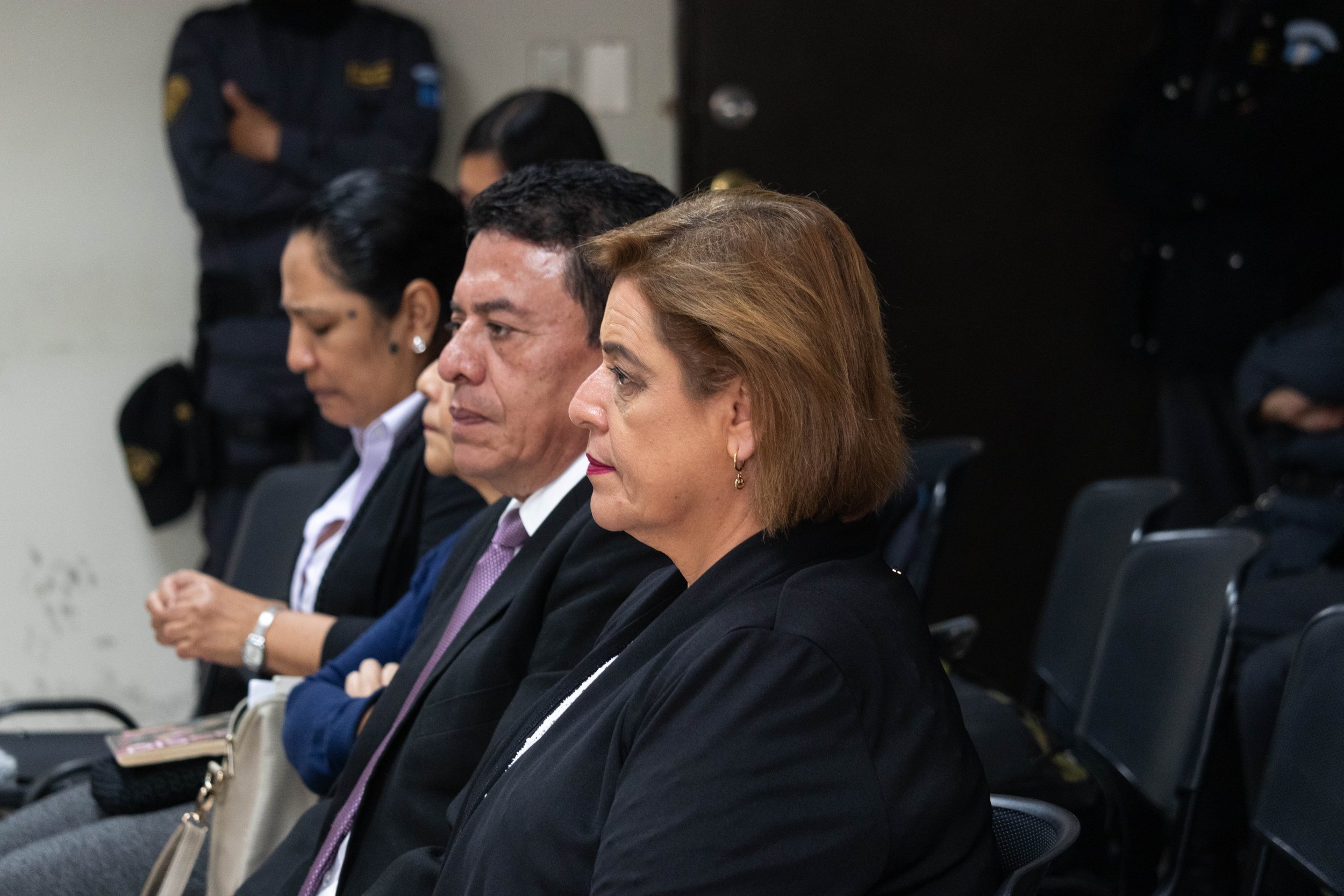  Los acusados Anahy Keller, Haroldo Flores y Brenda Chamán durante el inicio de la audiencia. / Fotografía: Kristhal Figueroa 
