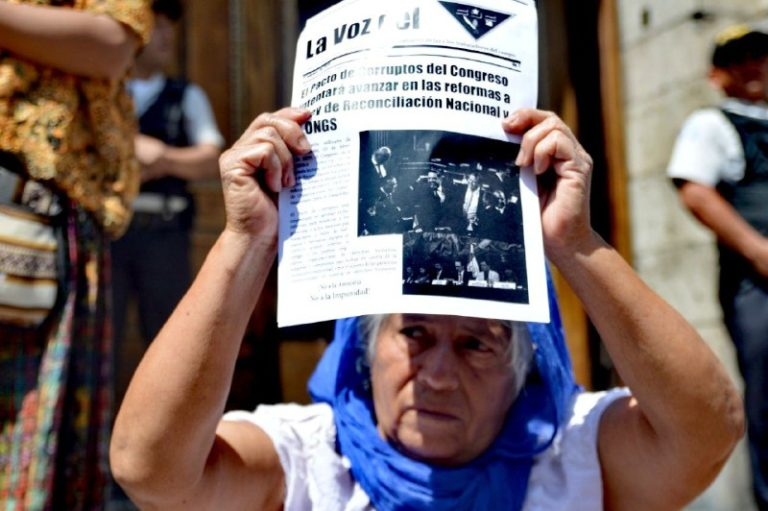  Fuera del Congreso víctimas sobrevivientes de la guerra manifestaron de contra de la iniciativa. Foto: David Toro 