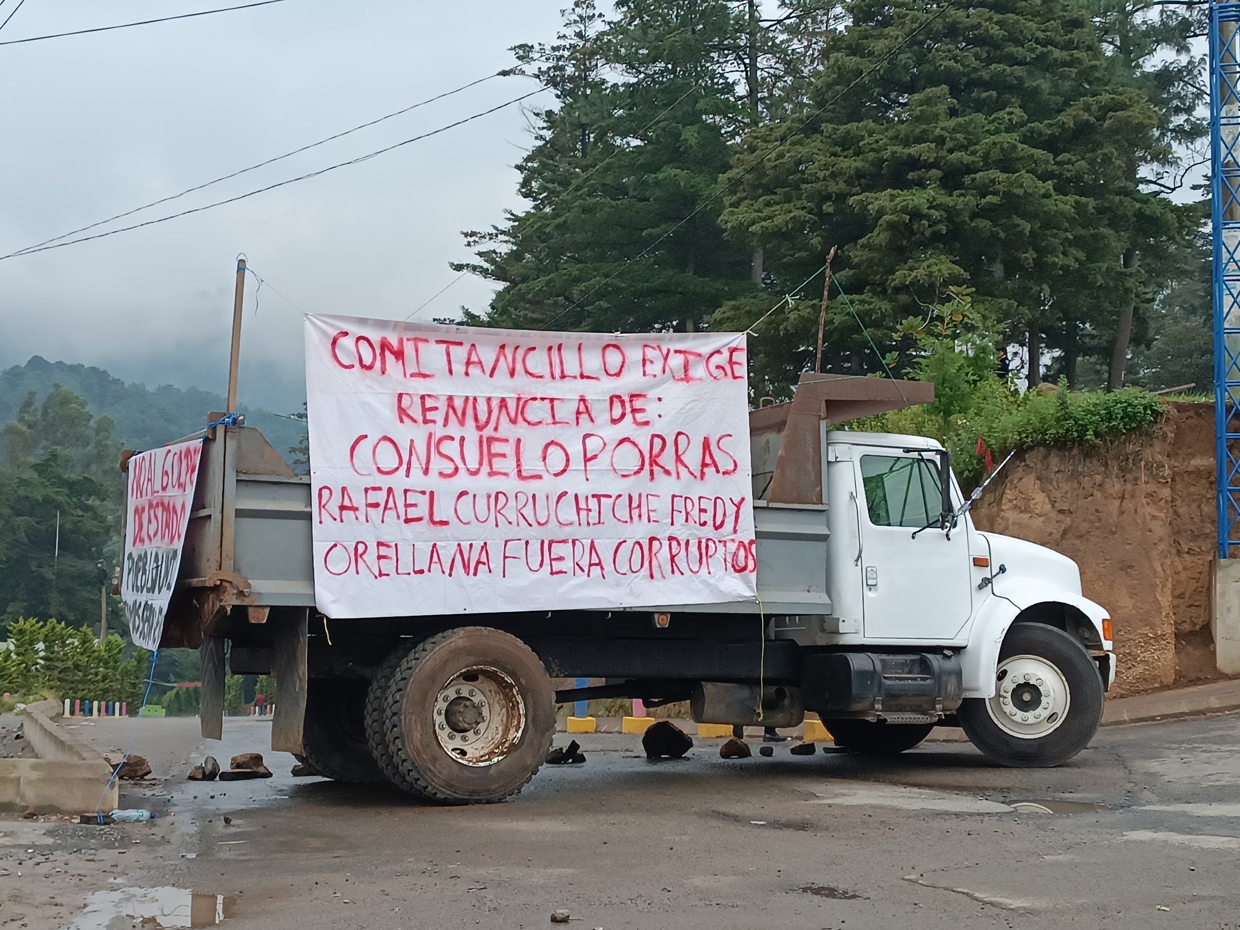  “Comitancillo exige la renuncia de Consuelo Porras, Rafael Curruchiche y Fredy Orellana. ¡Fuera corruptos!”. Foto de Alex PV 