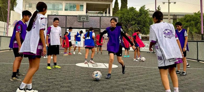 Foto: Entrenamiento de fútbol en Cancha Violeta, en San Pedro Xalostoc, Ecatepec, Estado de México, Mayo 2025. (Eloísa Ferrera / CINU México)