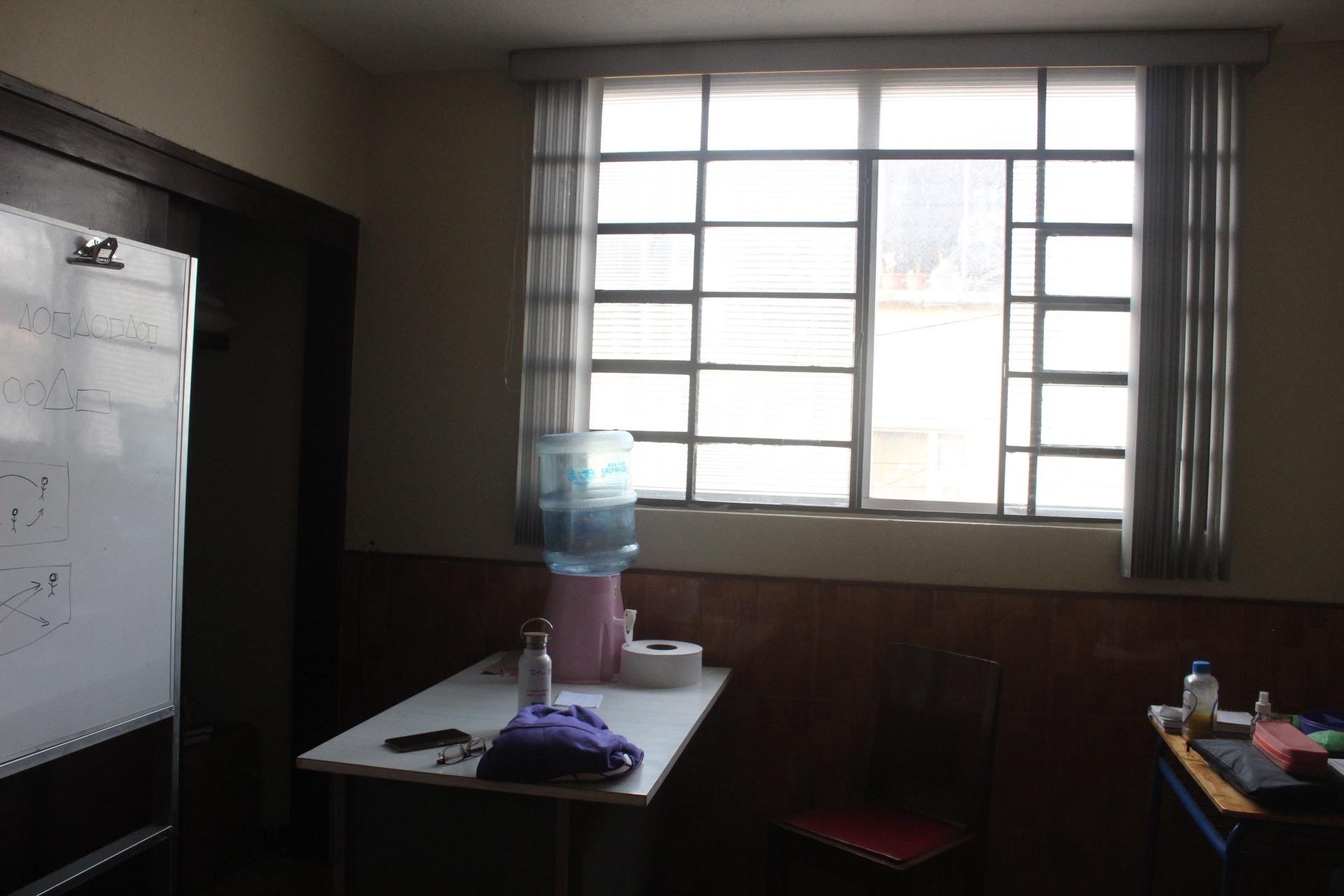  Aula de sexto bachillerato, sin ventilación con iluminación natural. Foto de Simón Antonio Ramón 