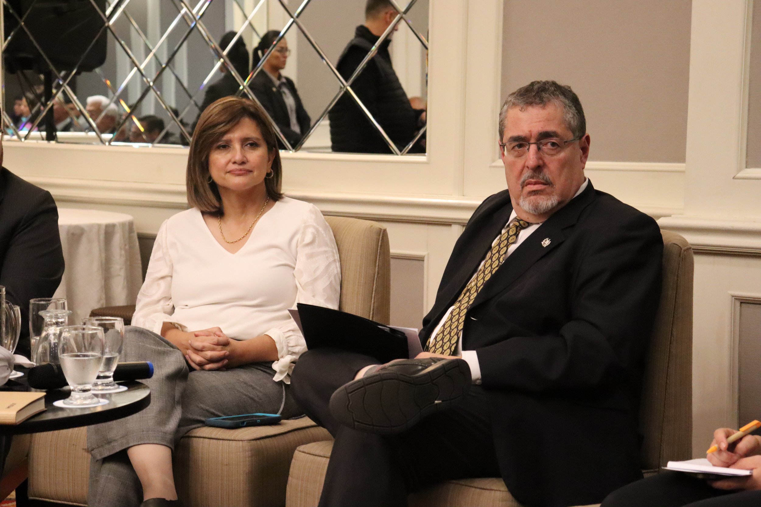  Karin Herrera y Bernardo Arévalo, escuchando la intervención de una periodista. Fotografía: Eslly Melgarejo. 