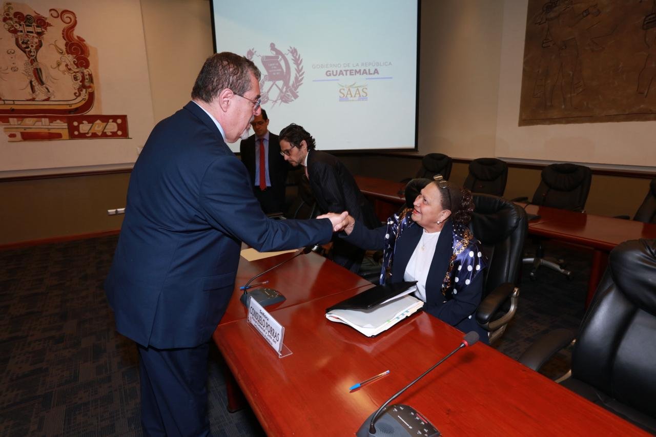  El presidente saluda a la fiscal general, en Casa Presidencial. Foto Presidencia 