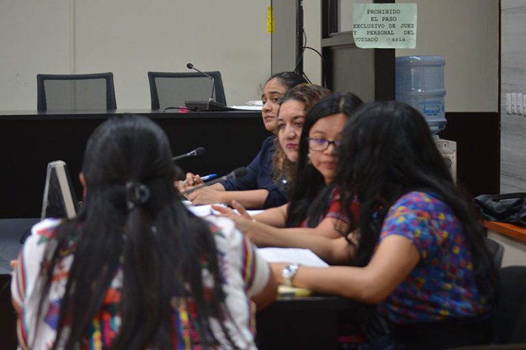  La barra de abogadas defensoras de las Mujeres Achí. Foto: David Toro 