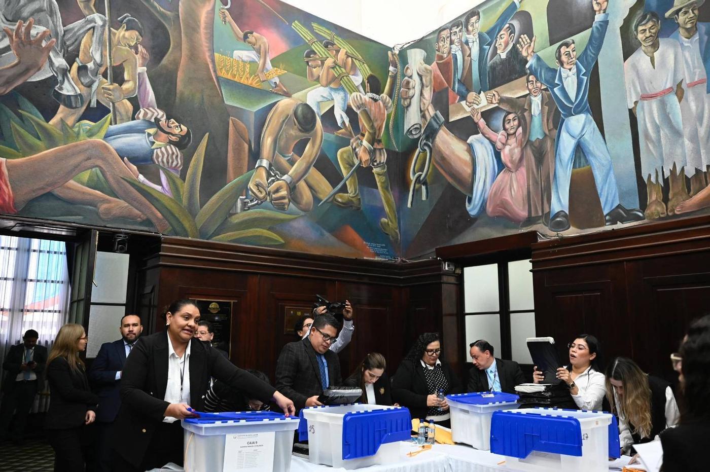  Las Comisiones de Postulación entregaron este lunes al presidente del Congreso de la República, Nery Ramos, los expedientes de los candidatos, así como las actas de las sesiones que se realizaron desde el 30 y 31 de julio.  FOTO: Prensa Comunitaria 