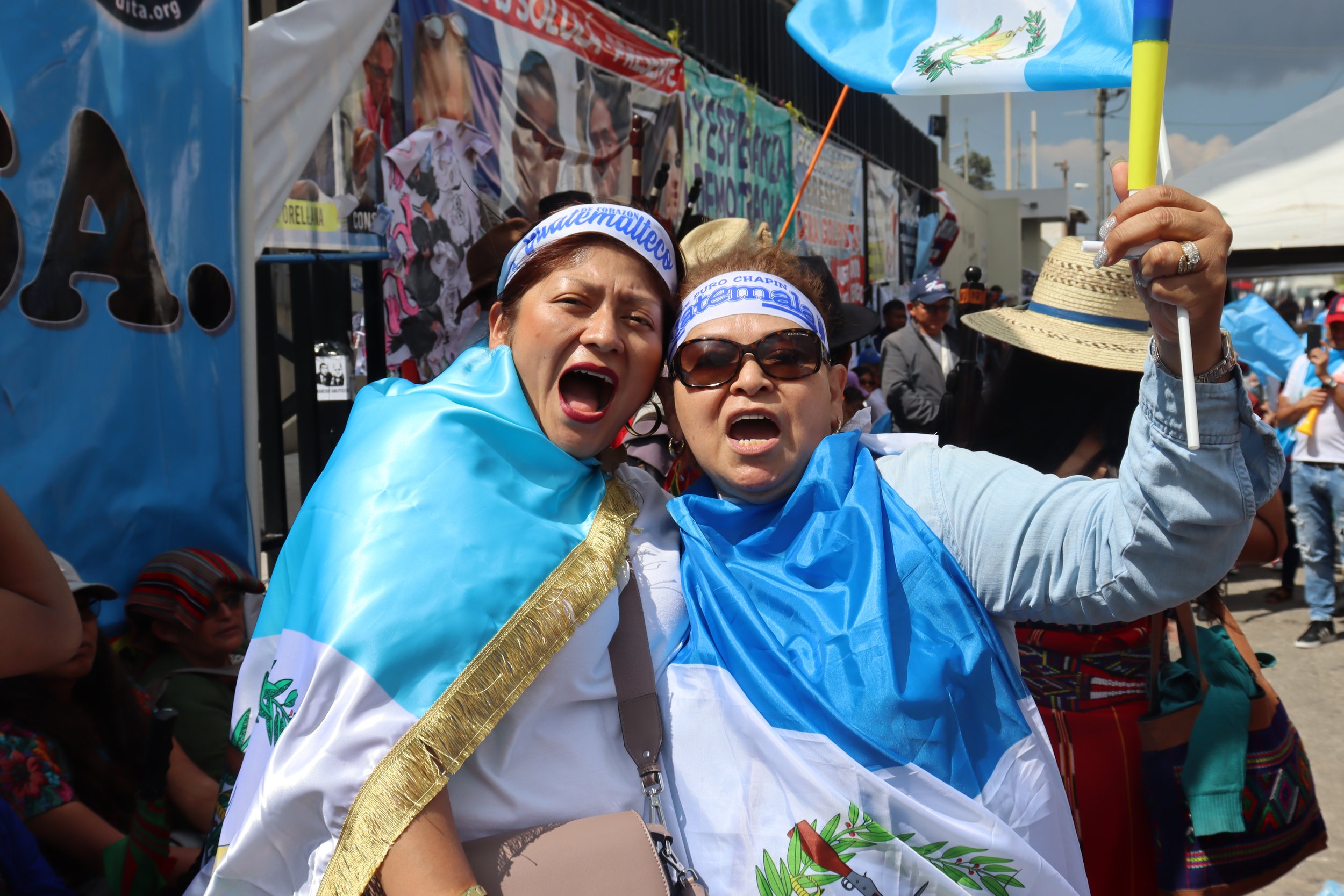  ¡Qué renuncien!, gritan dos mujeres durante la manifestación en el Ministerio Público. Fotografía: Eslly Melgarejo. 