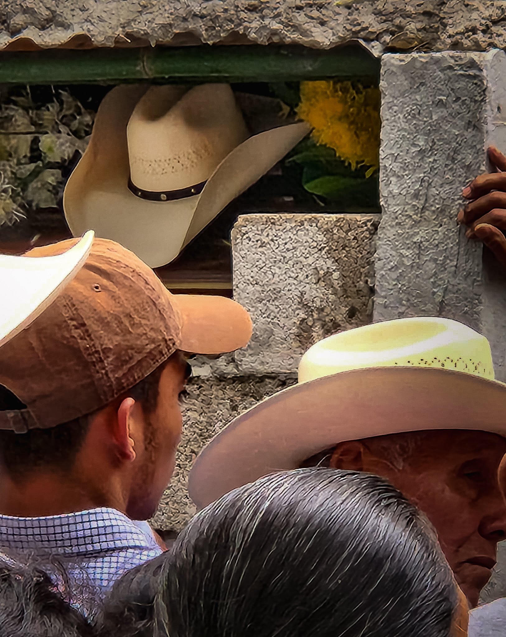  Sombrero de Noé Gómez, colocado dentro de su tumba. Octubre de 2023. Foto de cortesía de la familia para Prensa Comunitaria  