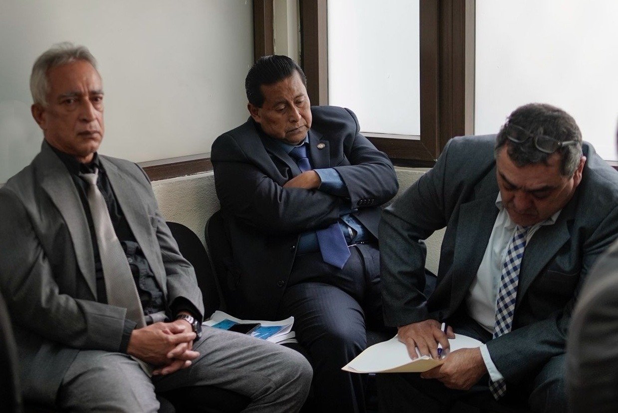  Los jueces José Alfredo Quiñónez, Walter Rosales y Luis Paniagua Herrera durante la audiencia el pasado 27 de mayo. Crédito: Nathalie Quan 