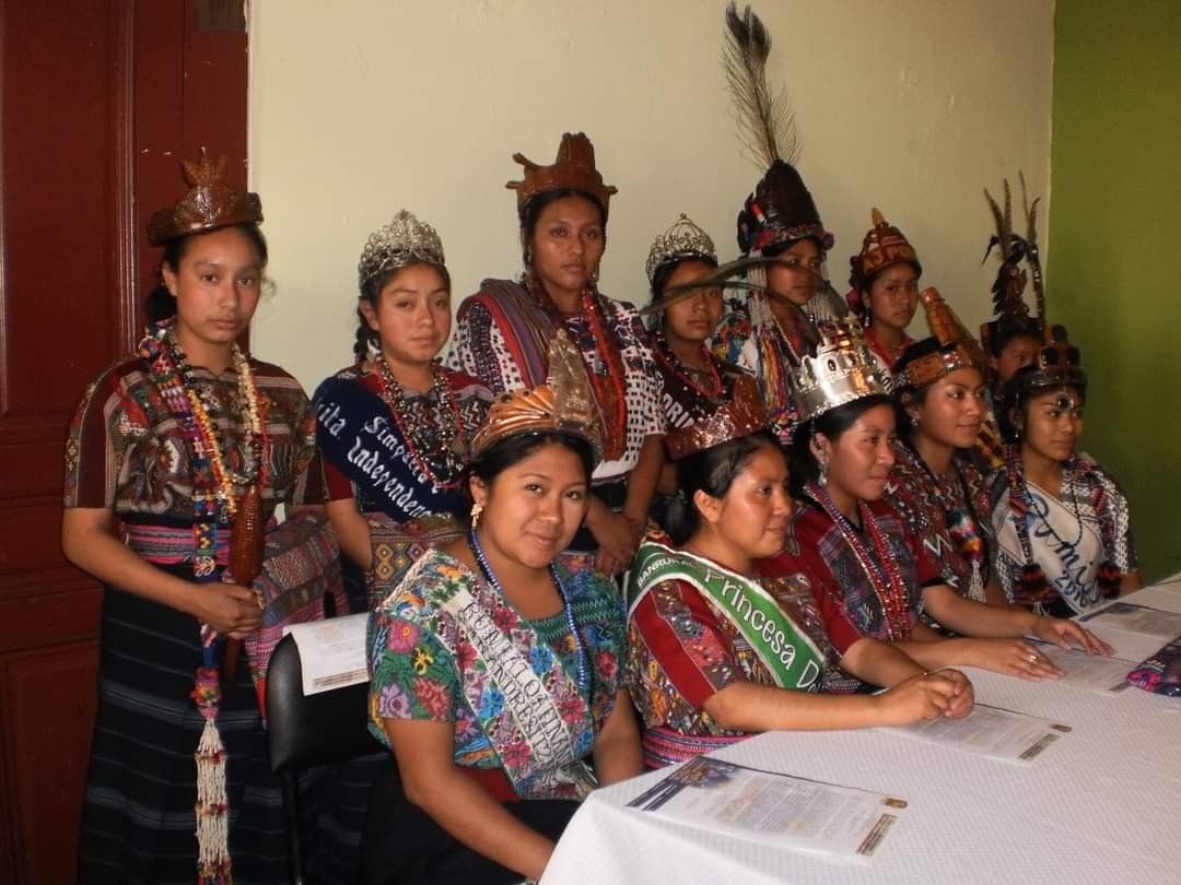  Sara Mux aparece con varias mujeres de distintos territorios cuando se fundó Tik Na’oj en 2010. Foto de Tik Na’oj 