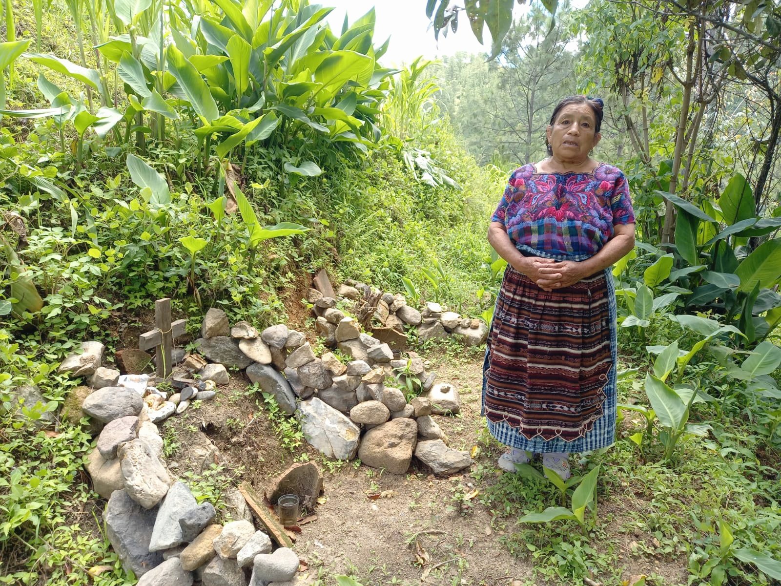  La comadrona visita el lugar de su altar maya. Foto de Hugo Bulux 