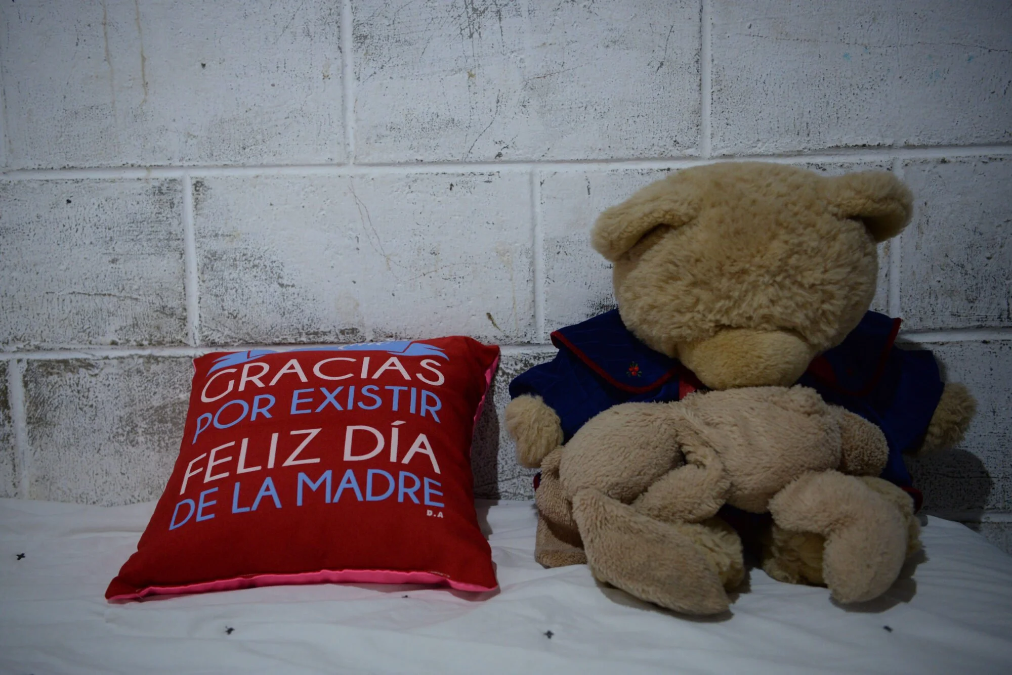  La señora Ismelda nuestra uno de los regalos que le había comprado su hija. Foto de Prensa Comunitaria 