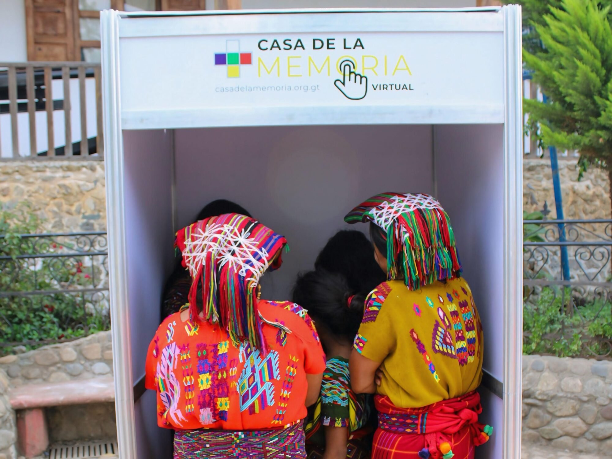  Mujeres Ixil de Chajul, Quiché, participando en el recorrido virtual de la Casa de la Memoria a través de una cabina digital, en el aniversario por genocidio, el 10 de mayo de 2022. Foto de Derik Mazariegos 
