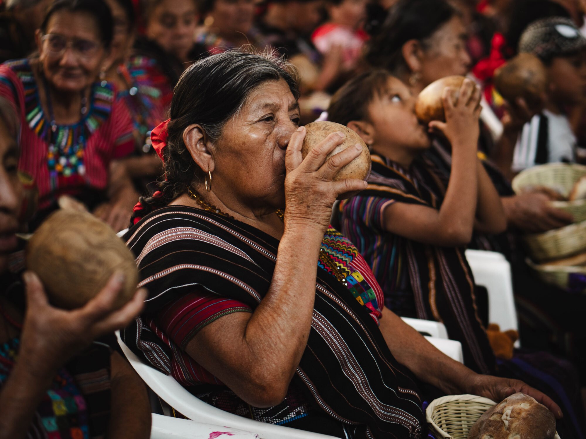  Mujeres beben el atol matz’ que se reparte en jícaras. Foto de Alex PV 