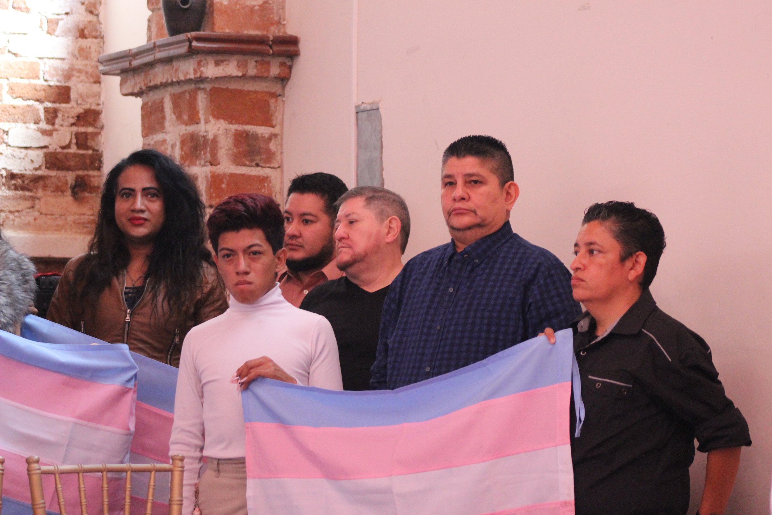  Alex Castillo (segundo de izquierda a derecha) nombró los beneficios que dejarán de percibir los hombres trans tras la cancelación de los fondos de USAID. Foto: Ana Alfaro 