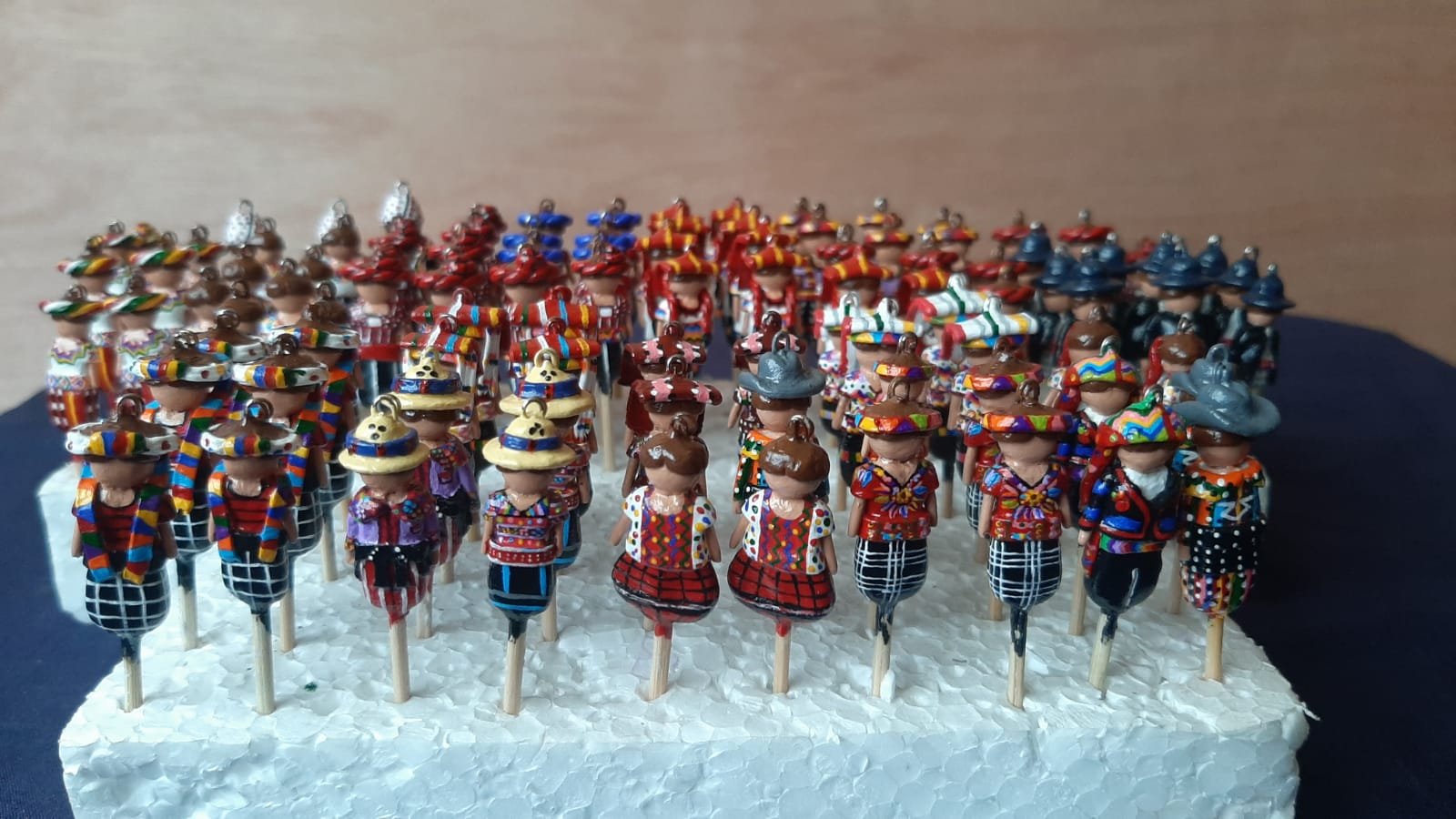  Figurillas de aretes de diversos territorios maya en proceso de secado. Fotografía: cortesía de Sonia Conguache Rancho. 