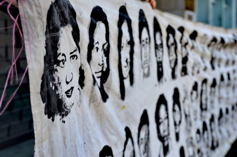  Frente a la Corte de Constitucionalidad fue colocada una manta con rostros de personas asesinadas y desaparecidas durante la guerra. Foto: David Toro 