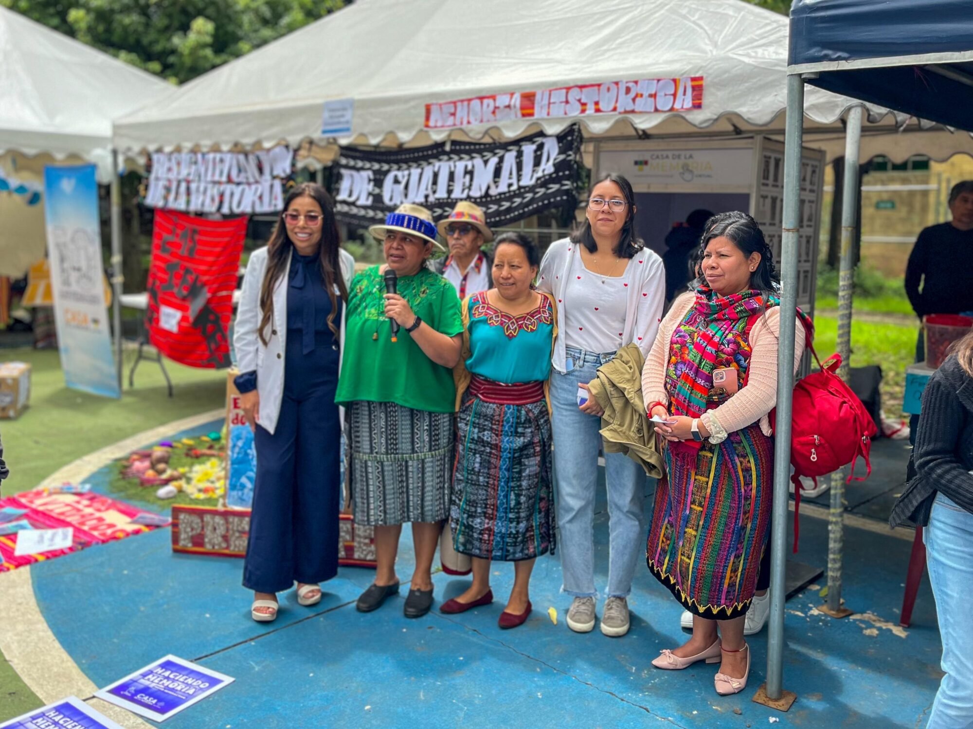  Representantes de EFPEM de la Universidad de San Carlos de Guatemala, junto a Andrea Plician, coordinadora de Kaji Tulam: Casa de la Memoria, en un evento en el marco del mes de la “independencia” en septiembre de 2024. Foto de Derik Mazariegos 