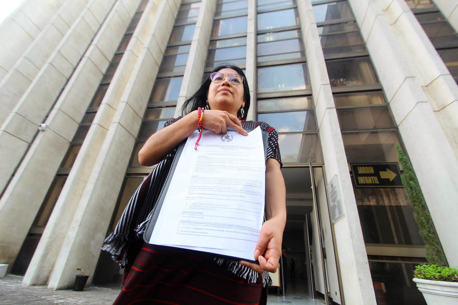  Nanci muestra la resolución que la envía al juicio. / Fotografía: Juan Rosales 