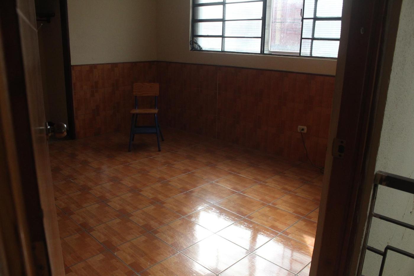  Salón de ensayos en el segundo nivel, con una medida de tres metros por dos. Foto de Simón Antonio Ramón 