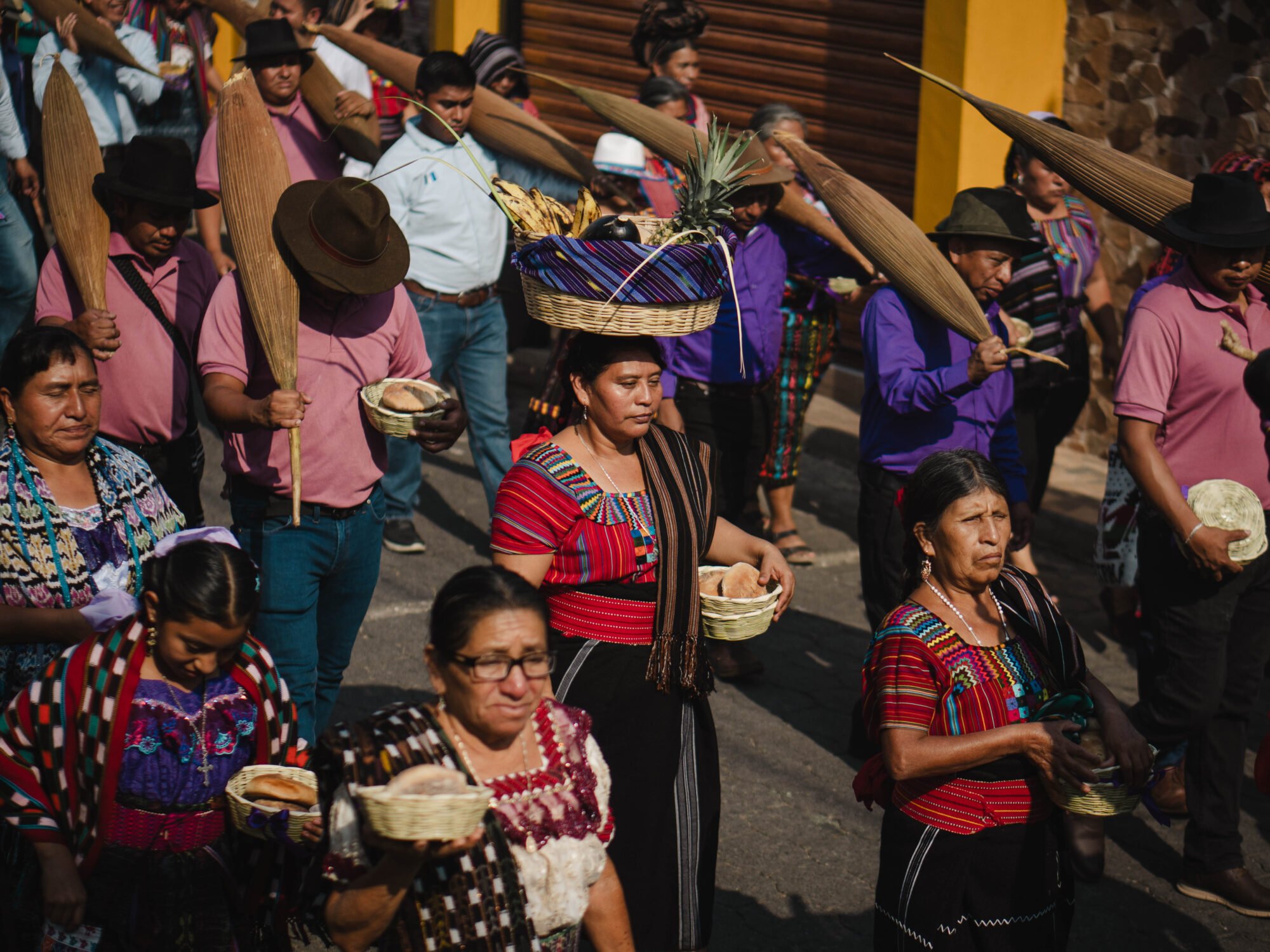  Mujeres cargan las frutas en la procesión del Miércoles Santo. Foto de Alex PV 