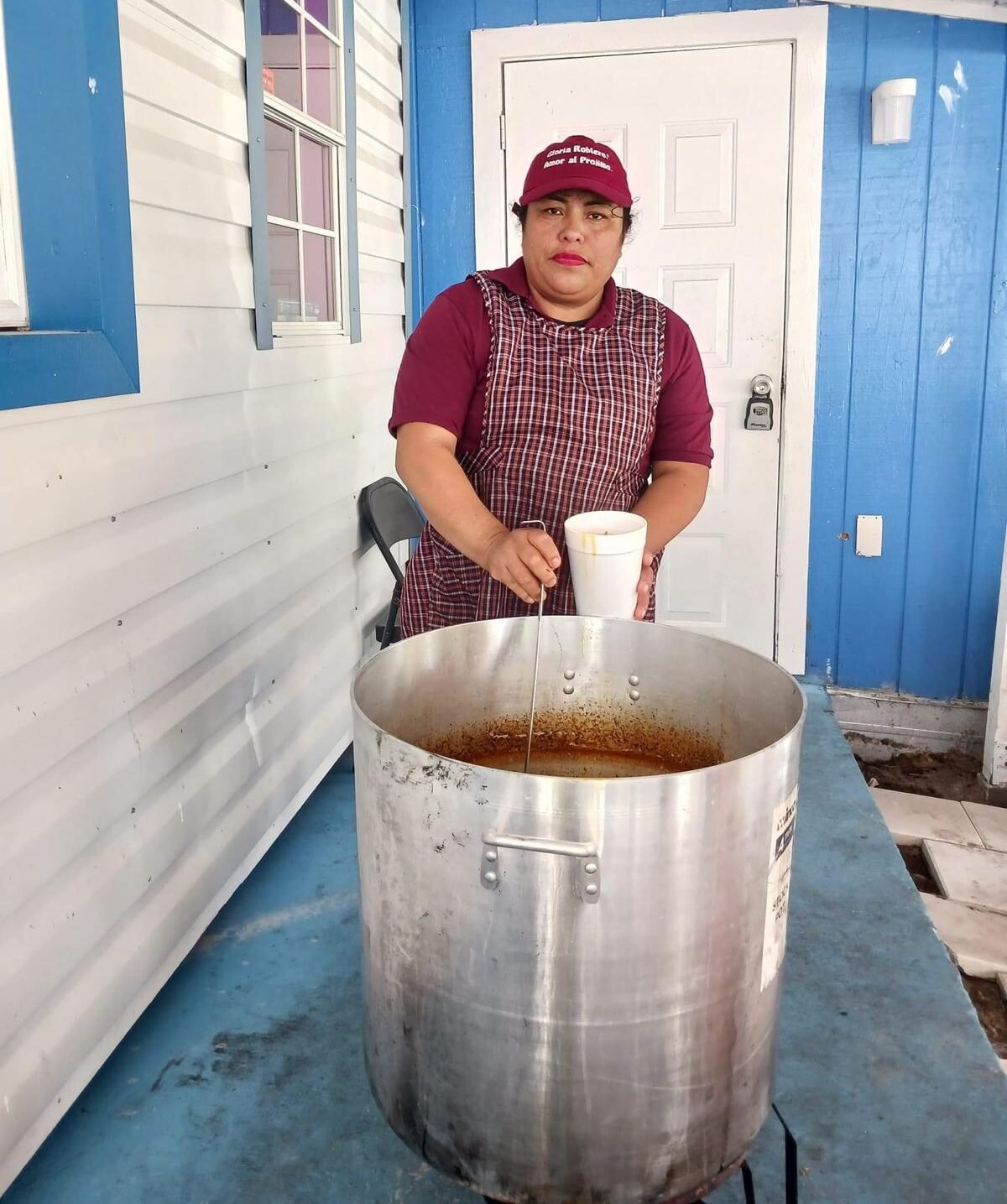  Gloria Roblero, esposa de Mario Ramírez, durante una de las ventas de comida. Foto de cortesía a Prensa Comunitaria 