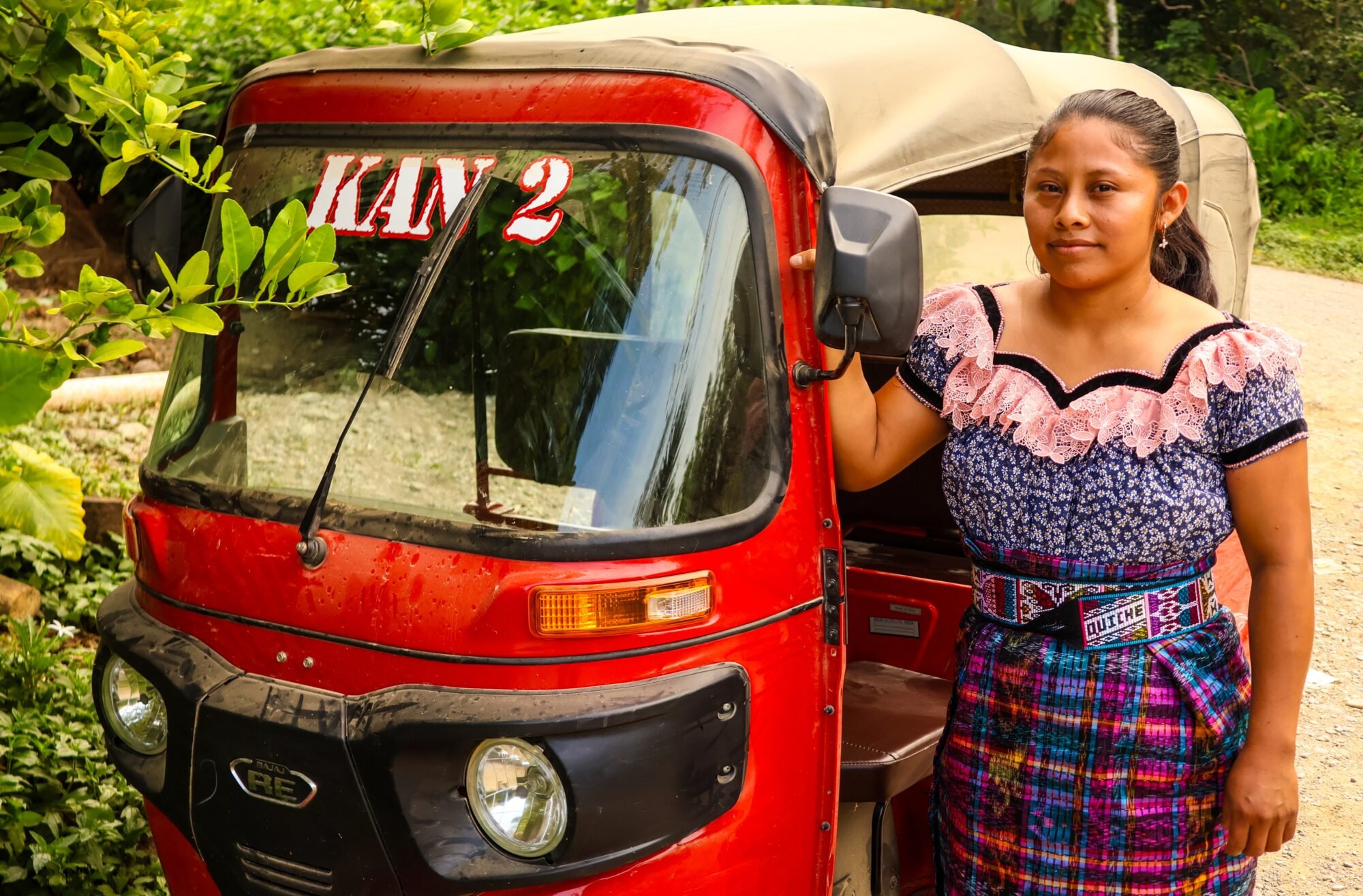  Josefina Herrera comienza su jornada laboral para conducir un mototaxi muy temprano. Foto de Santiago Botón 