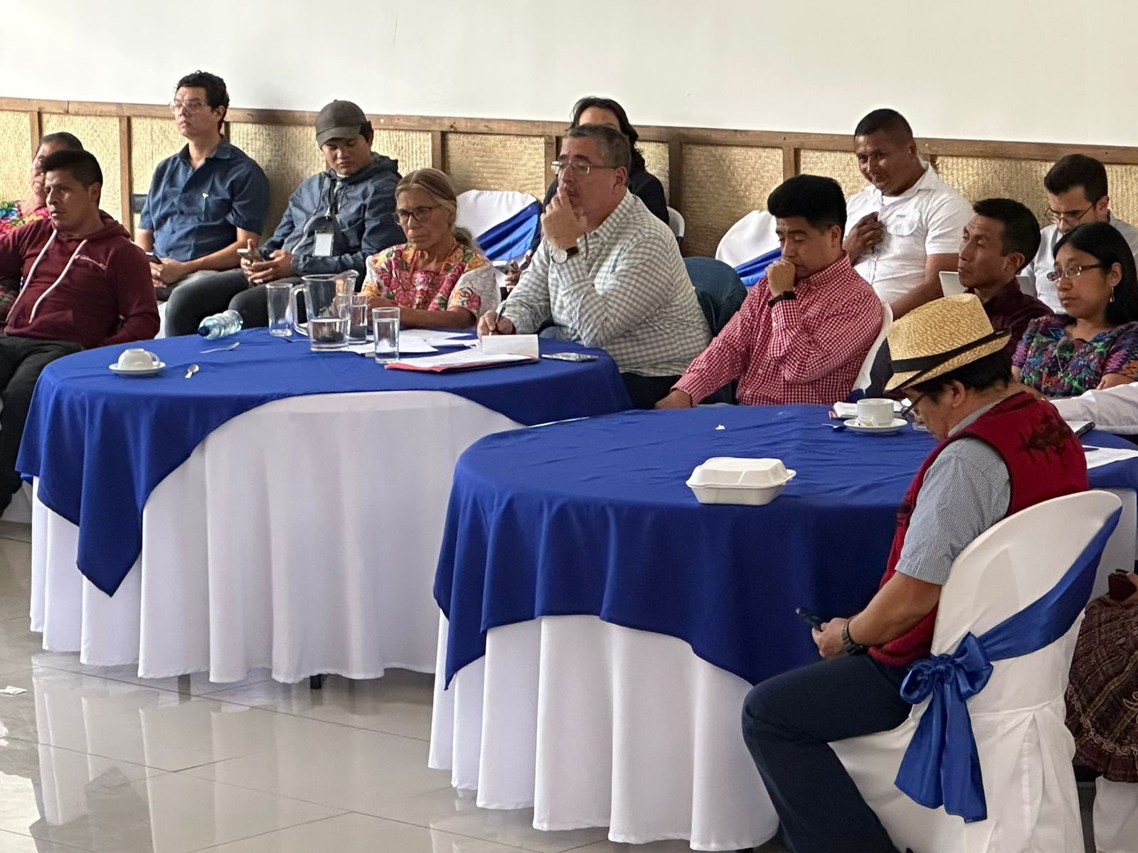  Representantes de pueblos indígenas comparten junto al presidenciable Bernardo Arévalo en Totonicapán. Foto Leopoldo Batz 