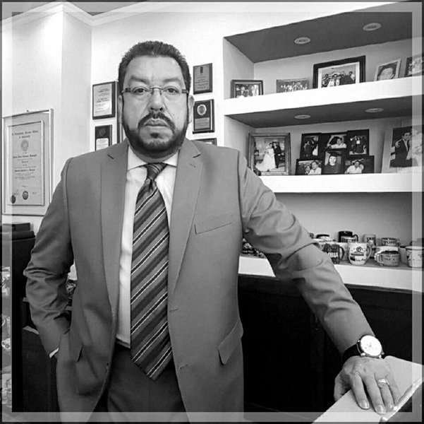  Abogado Carlos Velásquez en su despacho. Foto tomada de su FB 