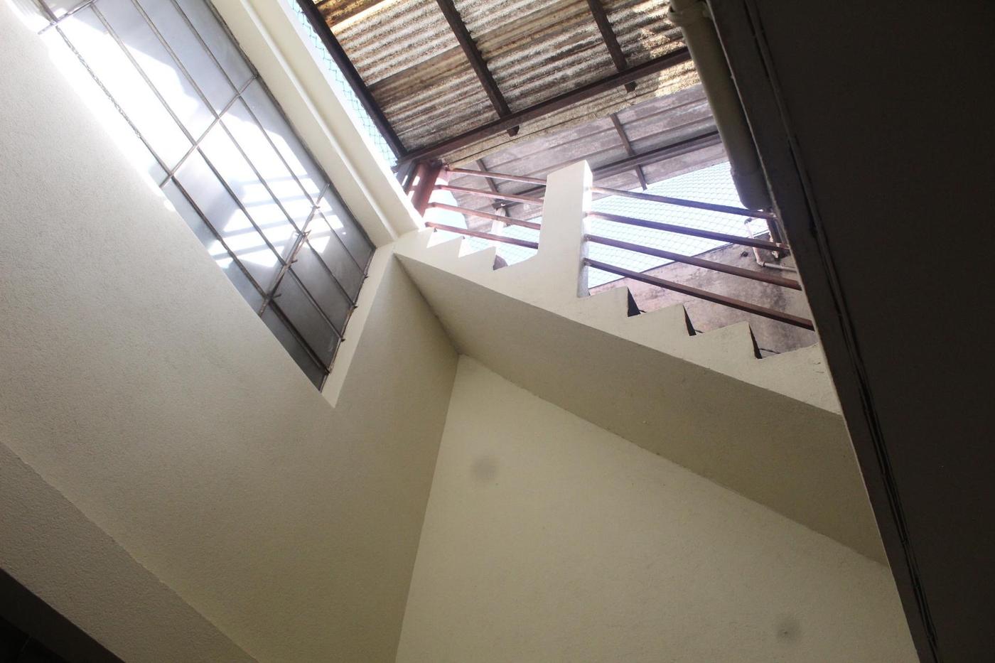  En los pasillos se resguardan materiales para que sean afectados por humedad y el polvo. Foto: Simón Antonio Ramón 